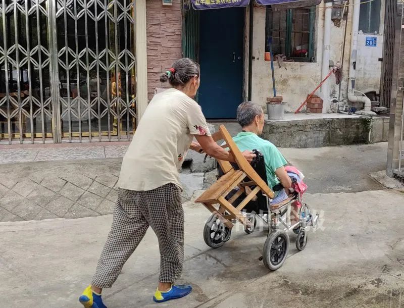 DƬ